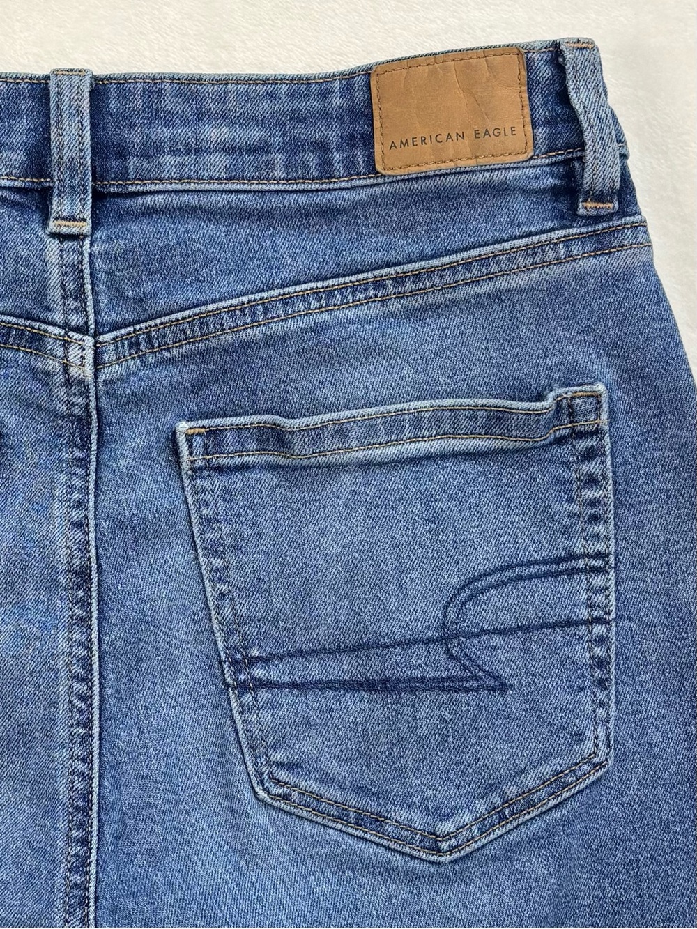 AMERICAN EAGLE High Rise Mom Jeans Medium Wash Straight Leg Size 6 - Picture 7 of 10